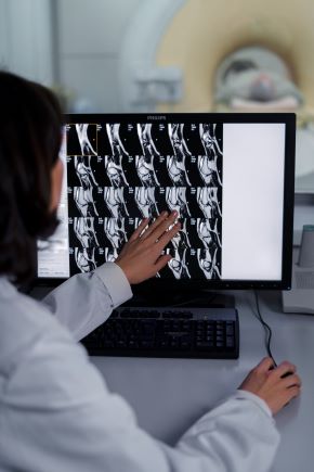 doctor mirando por encima de la tomografia computarizada