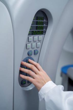 doctor preparando la maquina de tomografia computarizada para su uso