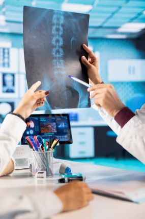 medico general que consulta al paciente y revisa los resultados de las pruebas de rayos x