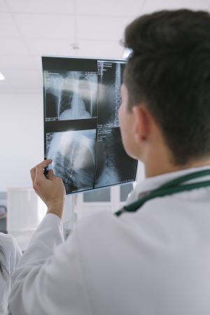 medico parado con rayos x