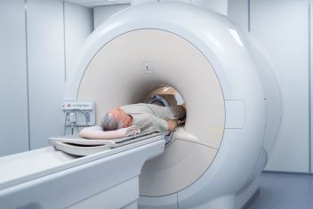paciente preparandose para la tomografia computarizada